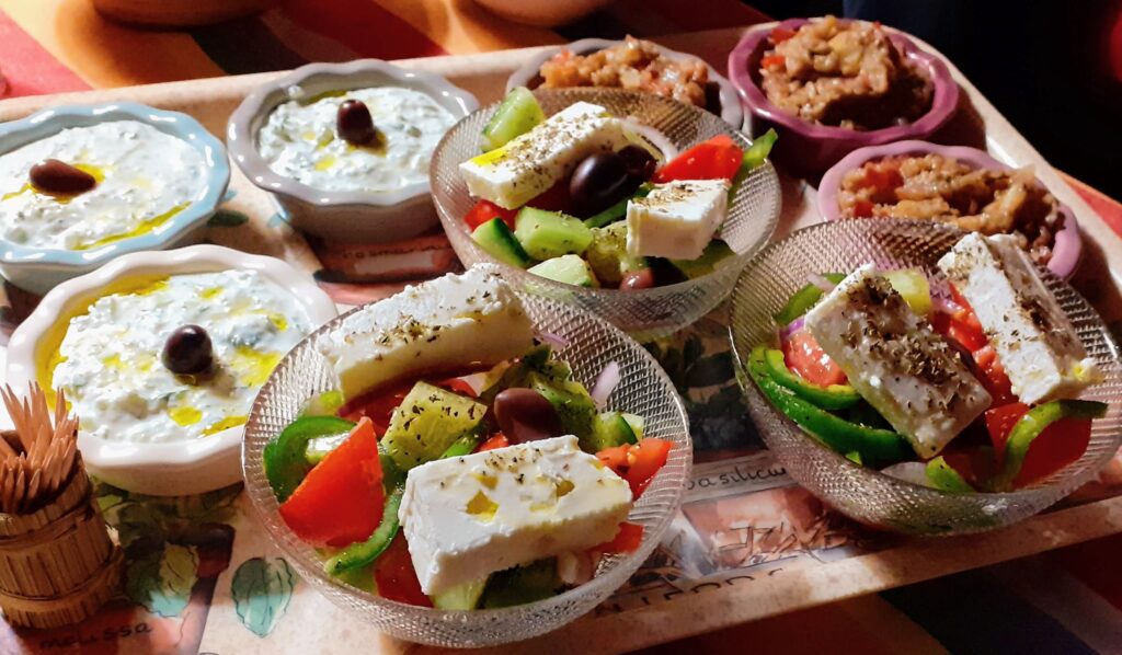 Cuisine à domicile - Apéritif dinatoire avec plateau grec - Tzatziki, salade grecque, caviar d'aubergine
