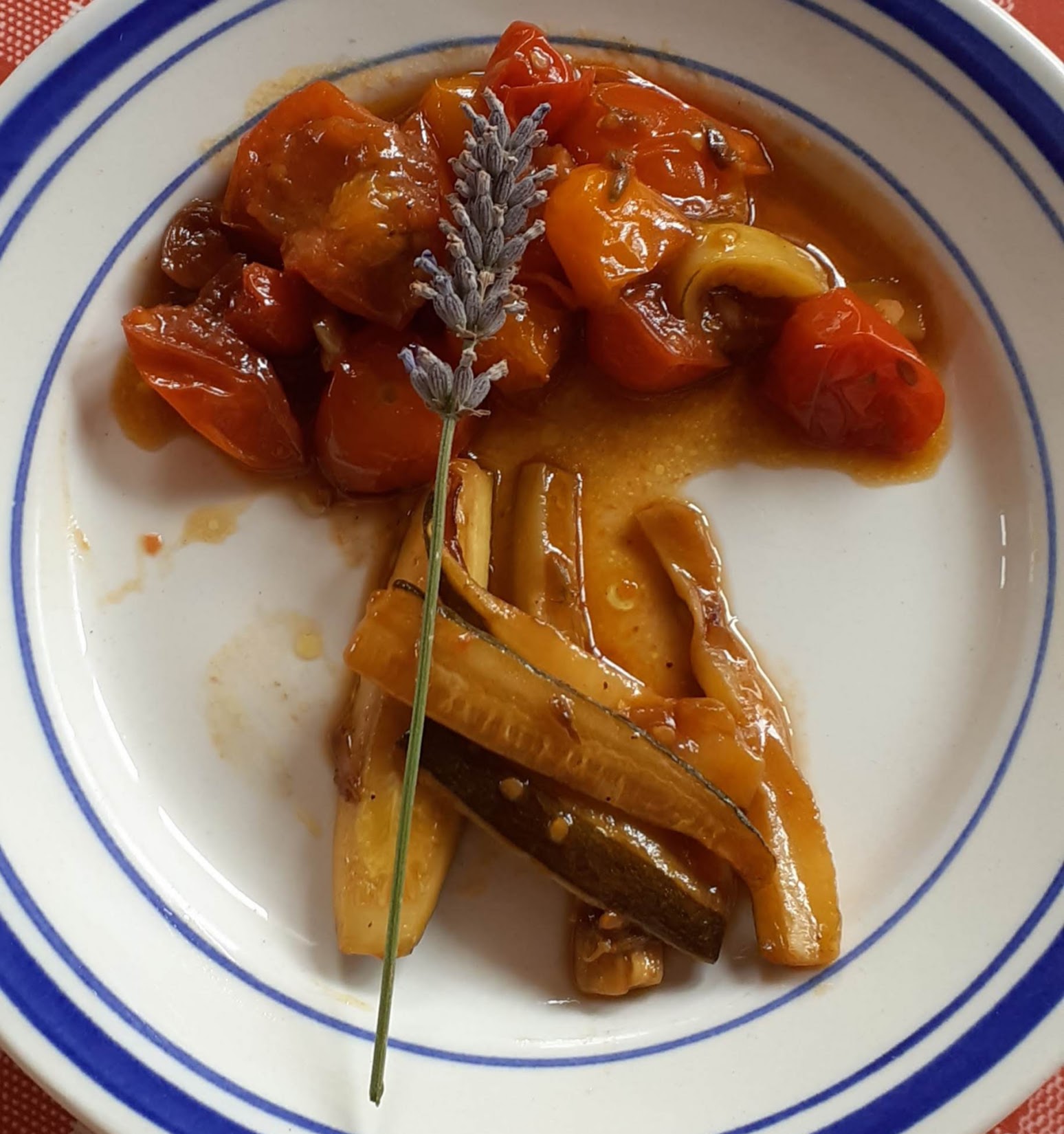 La cuisine à domicile - compotée de tomates et courgettes confites à la lavande