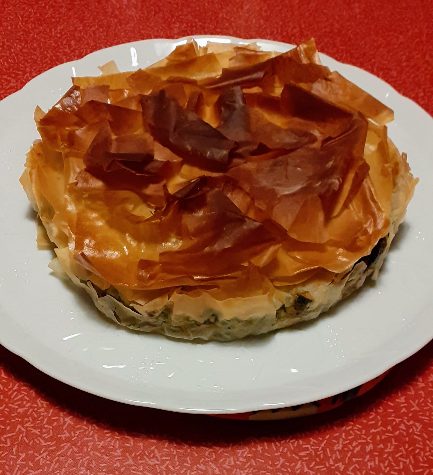 Spanakopita, plat grec avec de la pâte filo garnie d'épinards et de feta