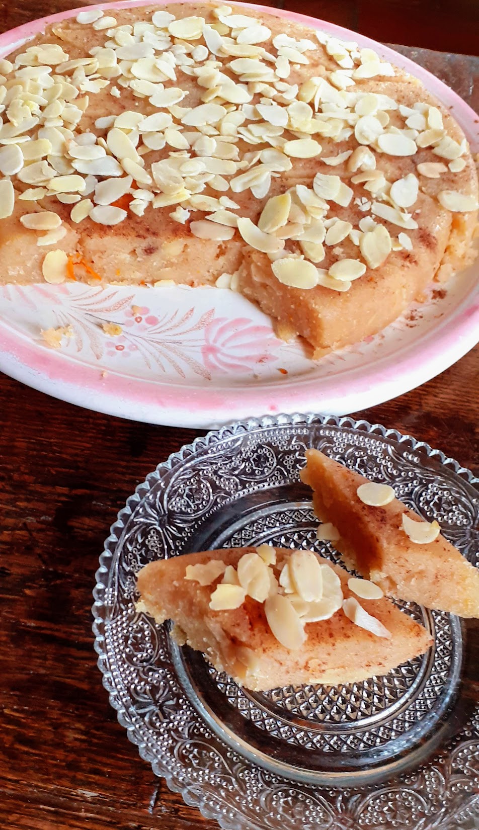 Halva grec, gâteau de semoule, cannelle, miel, zeste orange, clous de girofle, amandes